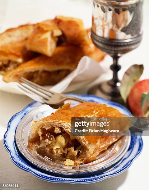 apple strudel - strudel dessert stock-fotos und bilder