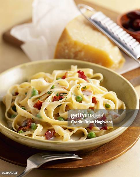 fettuccine carbonara - フェットチーネ ストックフォトと画像