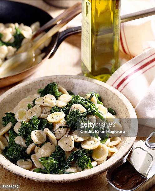 orecchiette pasta and broccoli rabe - broccoli rabe stock-fotos und bilder