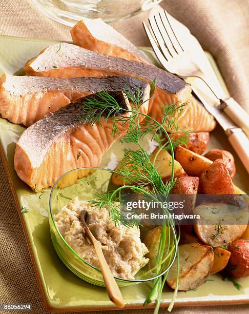 poached salmon with roasted potatoes - rábano picante fotografías e imágenes de stock