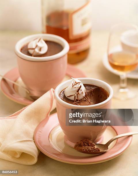 cups of chocolate pots de creme - chocolate pudding foto e immagini stock