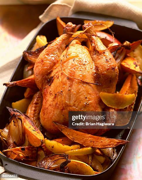 roasted chicken with apples and sweet potatoes - poulet rôti photos et images de collection