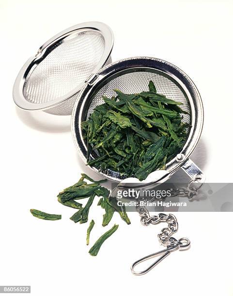 tea ball with herbal tea - hojas de té secas fotografías e imágenes de stock