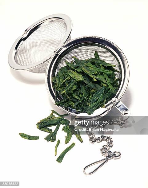 tea ball with herbal tea - tea leaves 個照片及圖片檔