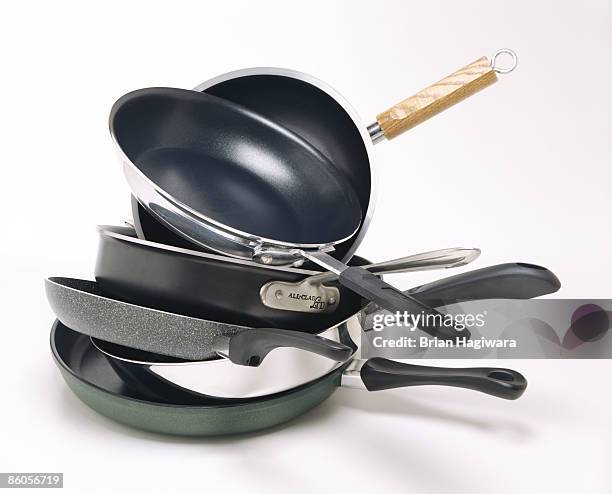 frying pans and skillets - panela imagens e fotografias de stock