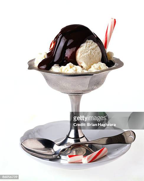 ice cream sundae - filet de caramel photos et images de collection