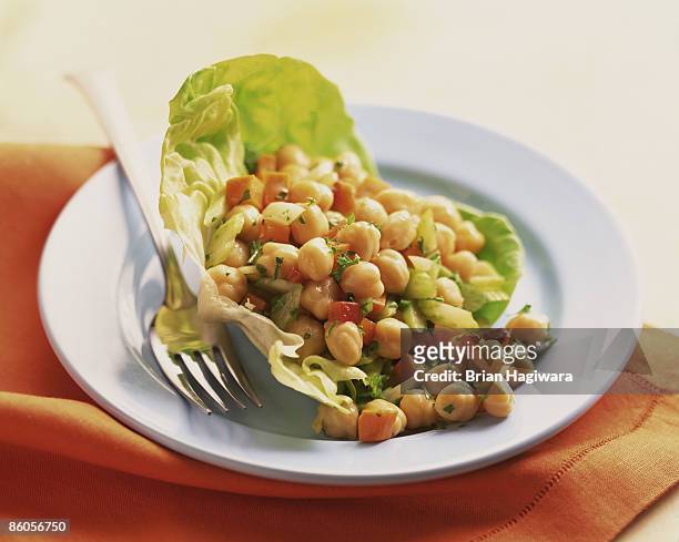 chick pea salad - chickpeas photos et images de collection