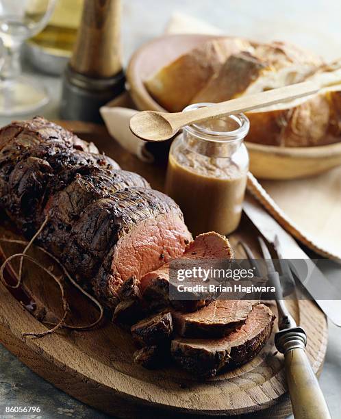 beef tenderloin on cutting board - sirloin steak fotografías e imágenes de stock