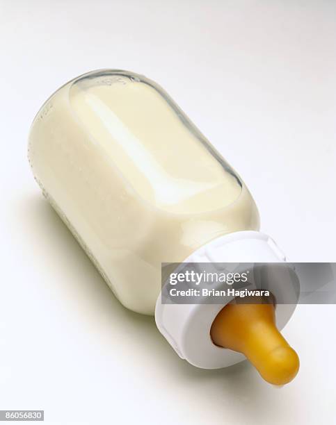 baby bottle with milk - milchflasche stock-fotos und bilder
