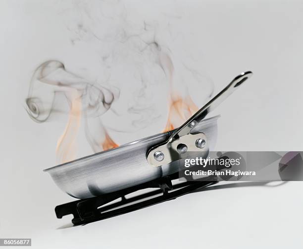 cooking pan on fire - flamme freisteller stock-fotos und bilder