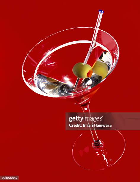 martini with olives - spirituosen stock-fotos und bilder