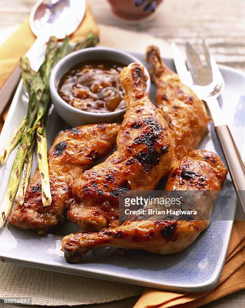 barbecue chicken legs - chicken drumsticks stockfoto's en -beelden