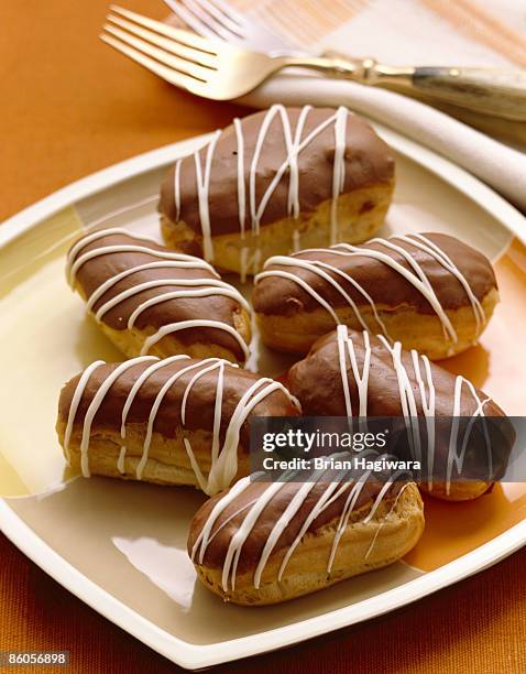 miniature eclairs - relámpago de crema fotografías e imágenes de stock