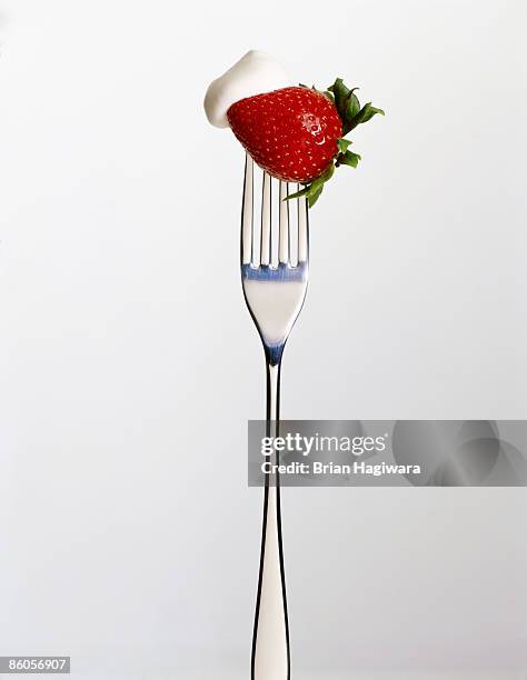 strawberry and whipped cream on fork - crème sucrée photos et images de collection
