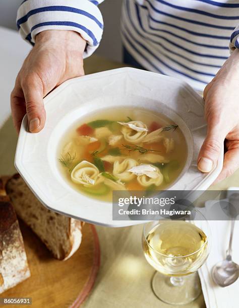 chicken tortellini soup - sopa de pollo con fideos fotografías e imágenes de stock