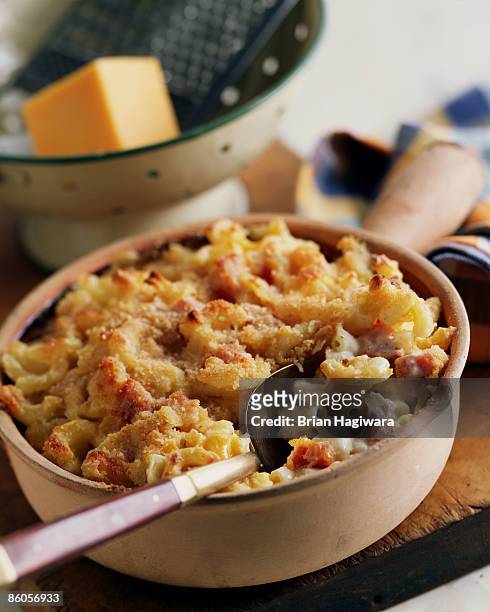 macaroni and cheese - ovenschotel stockfoto's en -beelden