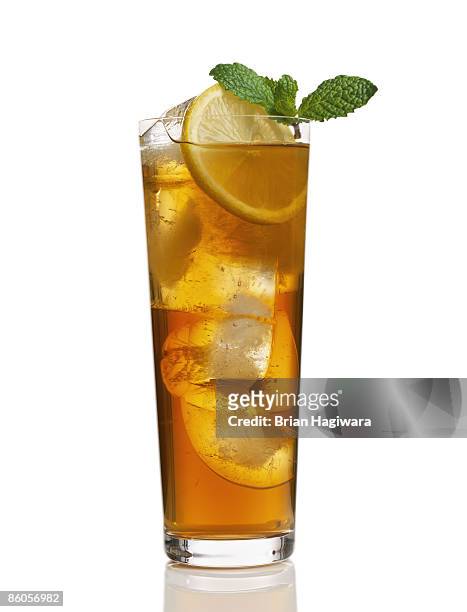 iced tea with lemon garnish - eistee stock-fotos und bilder