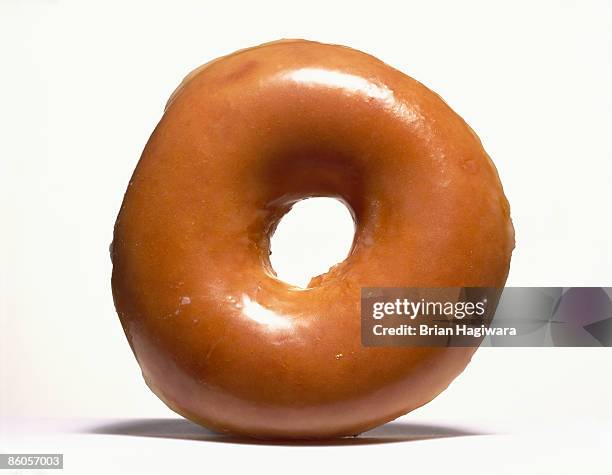 glazed donut - krapfen und doughnuts stock-fotos und bilder