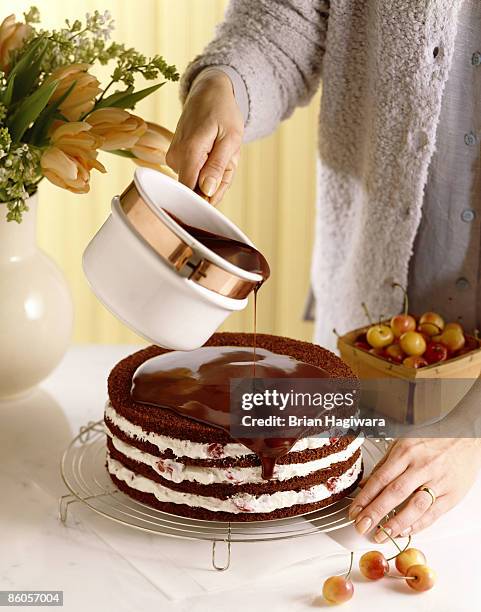 person glazing cake - glazed food - fotografias e filmes do acervo