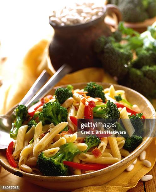 penne pasta with broccoli and red pepper - rigatoni stock-fotos und bilder