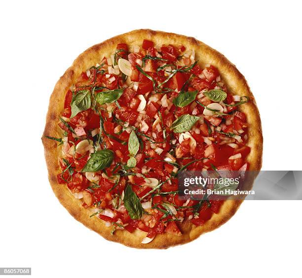 pizza with fresh tomato , onion , and basil - basilikum freisteller stock-fotos und bilder