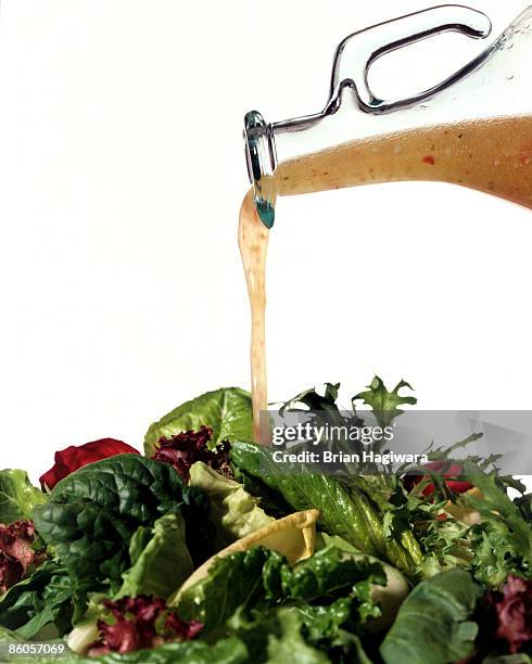 salad greens with vinaigrette dressing - vinaigrette dressing photos et images de collection