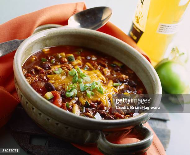 chili with cheese - chili con carne stock-fotos und bilder