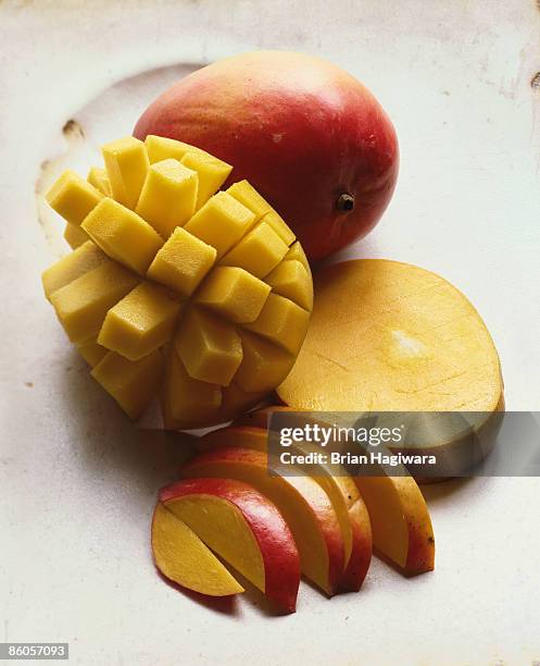 sliced mango - mangue photos et images de collection