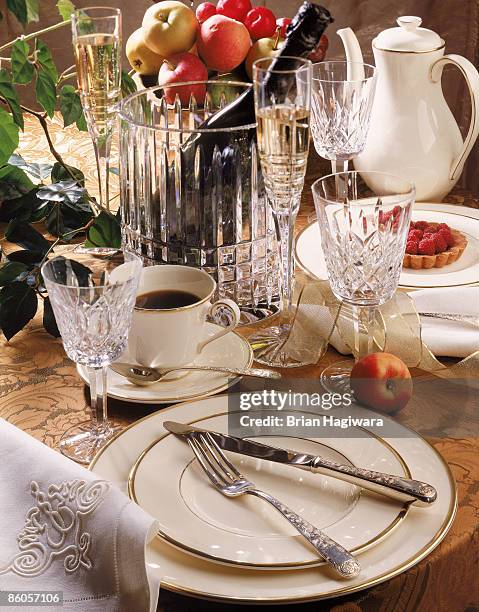 table settings with crystal glasses - kristallglas stock-fotos und bilder