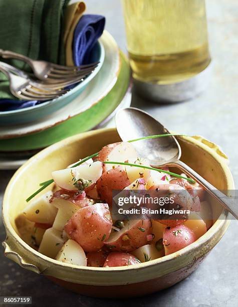 red skinned potato salad - nieuwe aardappel stockfoto's en -beelden