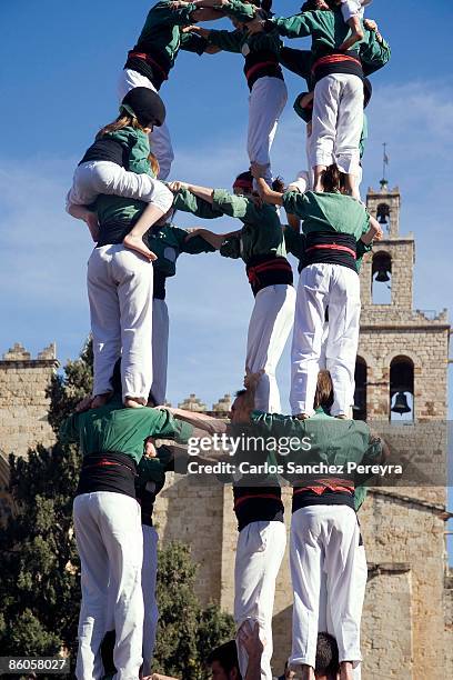 castellers in sant cugat del valles, barcelona, spain - human pyramid foto e immagini stock