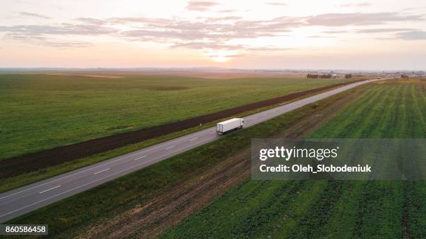 camiones de carga en la carretera en campo en ucrania - carretera paisaje vista aerea fotografías e imágenes de stock