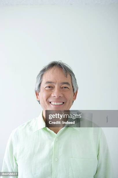 senior man smiling, portrait - hawaii hemd stock-fotos und bilder