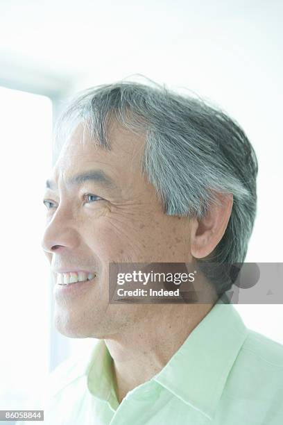 senior man smiling, looking away, portrait - hawaii hemd stock-fotos und bilder