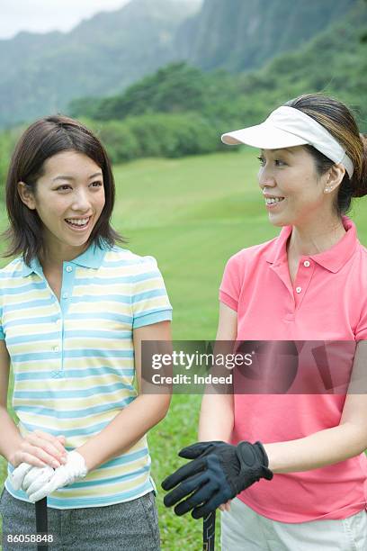 mother and doughter playing golf, smiling - doughter fotografías e imágenes de stock