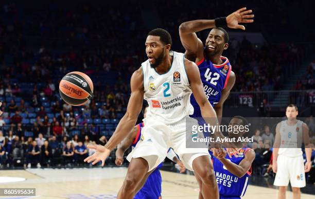 Chasson Randle, #2 of Real Madrid competes with Bryant Dunston, #42 of Anadolu Efes Istanbul during the 2017/2018 Turkish Airlines EuroLeague Regular...