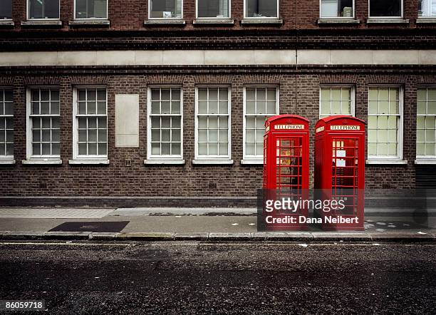 phone booths by building in london - london england stockfoto's en -beelden