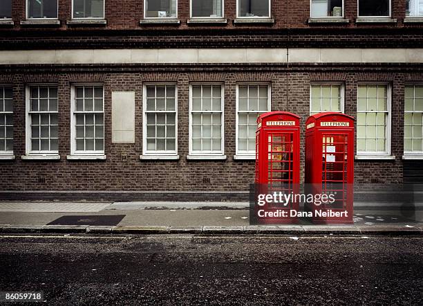 phone booths by building in london - public booth stock pictures, royalty-free photos & images