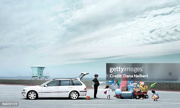 family at beach loading station wagon - car trunk fotografías e imágenes de stock