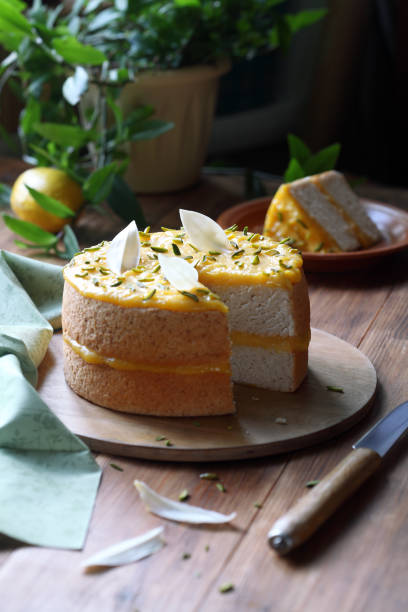angel food cake with lemon curd - gâteau des anges photos et images de collection