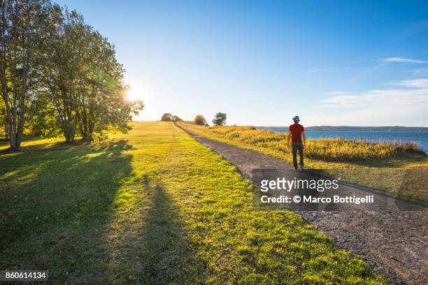 tourist in the swedish countryside, sweden. - lac vattern photos et images de collection