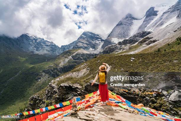 wandern sie im nationalpark - tibet stock-fotos und bilder