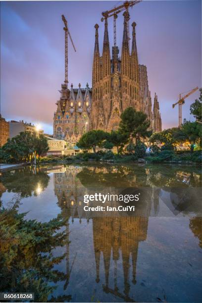 sagrada família, barcelona - família fotografías e imágenes de stock