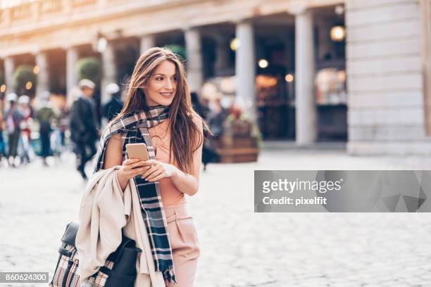moda mujer en la ciudad de londres - business smartphone happy spring fotografías e imágenes de stock