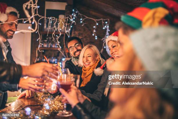 toast auf ein neues jahr - glühwein stock-fotos und bilder