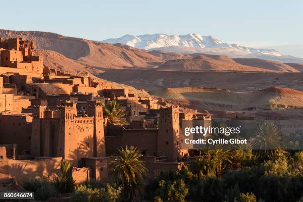 ait benhaddou kasbah at dawn, morocco - ksar stock-fotos und bilder