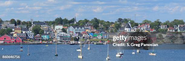 panorama de lunenburg - nouvelle-écosse - lunenburg-nova-scotia photos et images de collection