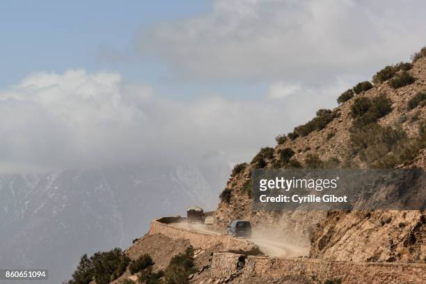 cars driving up mountain road to tizi n'tichka pass - valley side stock-fotos und bilder