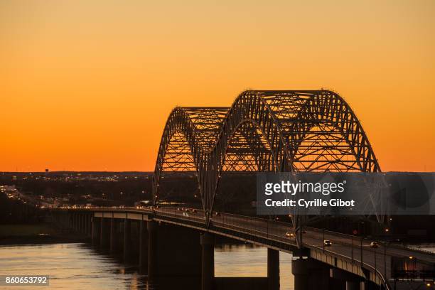 cars crossing the hernando de soto bridge, memphis, tennessee - tennessee v arkansas stock pictures, royalty-free photos & images