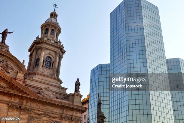 metropolitan cathedral and modern building at plaza de armas in santiago de chile - santiago metropolitan region stock-fotos und bilder